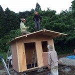 農具小屋のパネル＆屋根組み立て